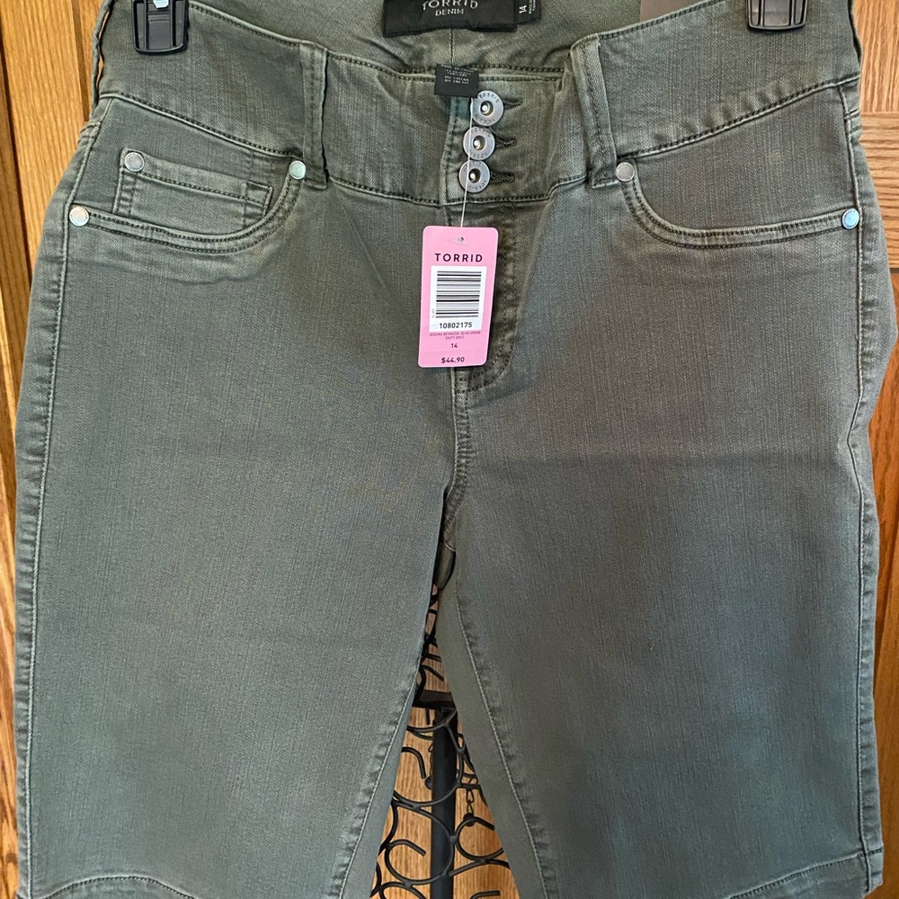 NWT Torrid Jegging Denim Bermuda Shorts Stretch Olive green Denim Size 14